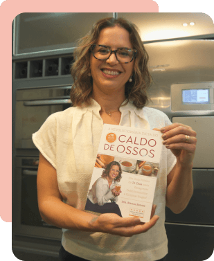 Dra. Bianca Bonete segurando o Livro A Revolucionária Dieta do Caldo de Ossos